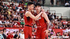 ▲T1總冠軍賽，臺北戰神林秉聖和曹薰襄交談。（圖／記者劉彥池攝影）