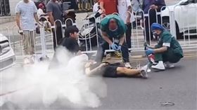 高職生無照駕駛「撞死同學」！校門口留長長血痕　翻攝自大河報１