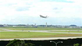 美軍C-40A運輸機穿越台灣領空美軍1架C-40A「快船」運輸機9日上午從日本沖繩起飛，罕見自基隆穿越台灣領空，從台南外海離去。圖為美軍C-40運輸機從沖繩美軍嘉手納空軍基地起飛的檔案照片。中央社記者郭無患攝　109年6月9日