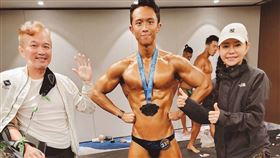 孫安佐於健美賽獲得第四名，孫鵬（左）和狄鶯（右）到場為兒子加油。（圖／翻攝自孫安佐 IG）