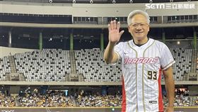  黃仁勳今（1）日現身為味全龍開球。（圖／記者王翊綺攝影）
