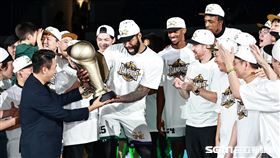 ▲T1總冠軍賽，桃園台啤永豐雲豹封王，「表弟」卡森斯（DeMarcus Cousins）接下冠軍獎盃。（圖／記者劉彥池攝影）
