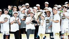 ▲T1總冠軍賽，桃園台啤永豐雲豹封王，執行長張偉建和冠軍獎盃合影。（圖／記者劉彥池攝影）