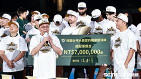 ▲T1總冠軍賽，桃園台啤永豐雲豹封王，球團頒發700萬台幣獎金。（圖／記者劉彥池攝影）