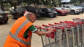 90歲老兵還在打工！女主播不捨…24小時內募715萬「送他去退休」 翻攝自karenswensen IG
