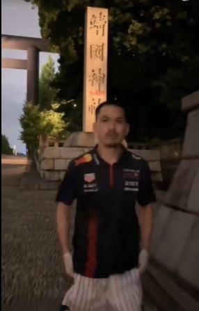 靖國神社撒尿網紅「鐵頭」，涉黑遭杭州判刑8年。（圖／翻攝小紅書）