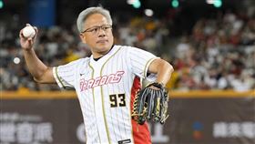 ▲輝達創辦人黃仁勳現身台北大巨蛋，為中職味全龍隊開球。（圖／味全龍提供）
