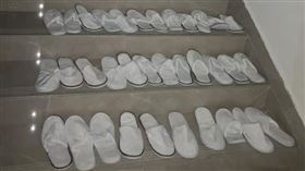 有網友爆料，五星級飯店的拖鞋會回收重複使用，引起熱議。（圖／翻攝微博）