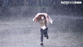 大雨,雨,下雨,雨天,降雨,天氣,氣象,路人。（圖／記者鄭孟晃攝影）