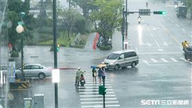 大雨,雨彈,大雨特報,下雨（圖／記者楊澍攝）