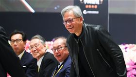 張忠謀榮獲李國鼎獎　產業界大老齊聚致意李國鼎科技發展基金會9日頒發李國鼎獎予台積電創辦人張忠謀，輝達（NVIDIA）創辦人暨執行長黃仁勳（右起）、廣達電腦董事長林百里、宏碁創辦人施振榮、富邦集團董事長蔡明忠等多名產業界大老皆到場致意。中央社記者王騰毅攝  112年11月9日