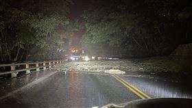 花蓮大雨  蘇花公路164.5公里處泥流蔓延花蓮地區1日晚間降下大雨，蘇花公路崇德段164.5公里處出現土石泥流蔓延路面，導致雙向交通無法通行，公路局獲報已派員前往清除。（莊姓民眾提供）中央社記者張祈傳真  113年6月1日