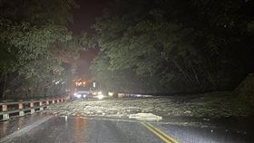 蘇花公路連日大雨加地震，今晚兩處坍方阻路，工務段冒雨搶通。（圖／公路局提供）