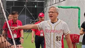 黃仁勳到大巨蛋幫中職開球，上場前練投20分鐘，一點都不馬虎。（圖／翻攝來自永靖的老園丁-魏應充粉專）