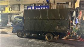 黃女頭部遭貨車電動尾門夾住命危。（圖／翻攝畫面）