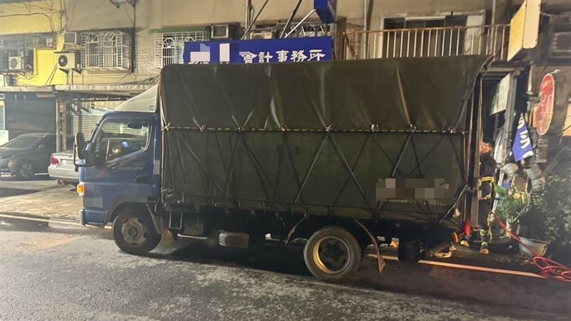 頭遭貨車尾門夾命危！急救後恢復生命跡象