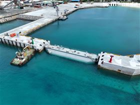 宏華營造,南沙太平島「港側浚深及碼頭整修統包工程」海水淡化機(圖/翻攝畫面)