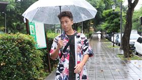 孫安佐現身住家附近公園（圖／記者鄭孟晃攝）