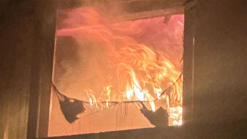 竹北高樓暗夜惡火　火舌竄出濃煙狂捲