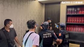 職業賭場隱身夜店頂樓 新興警破門攻堅一舉查獲28人送辦。（圖／新興分局分提供）