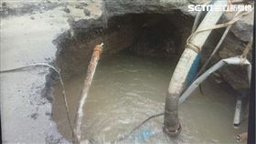 68歲婦人碾過坑洞噴飛，頭部重摔在地被送醫，今(2)日一早工務局急抽水填補。（圖／公務局挖管中心提供）