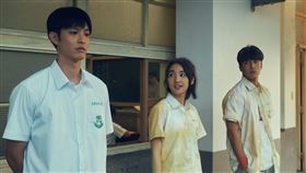 《夏日的檸檬草》 李沐（中）與曹佑寧（左）、婁峻碩有難解的初戀三角習題。（圖／百薇國際娛樂提供）
