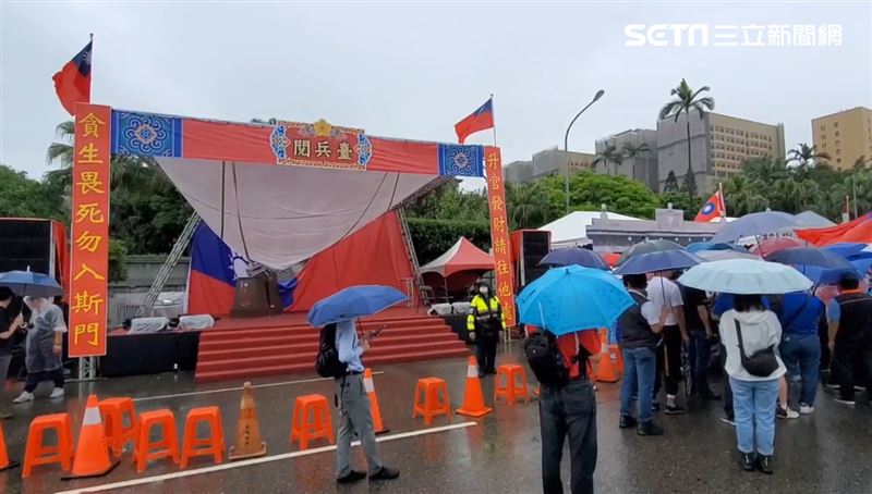 慶黃埔建軍百年活動!舞台倒塌 民眾送醫