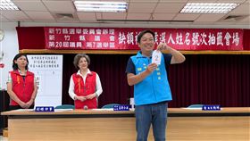 竹縣議員補選號次抽籤  國民黨陳星宏2號新竹縣選委會17日辦理竹縣第7選舉區議員補選號次抽籤，國民黨籍參選人陳星宏（右）抽中2號。（新竹縣政府提供）中央社記者郭宣(文三)傳真 113年5月17日