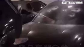男子手持球棒狂砸好幾下，甚至整個人站到引擎蓋上，擋風玻璃有明顯砸痕，卻沒破，男子改瞄準車頭燈。（圖／翻攝黑豪門企業畫面）