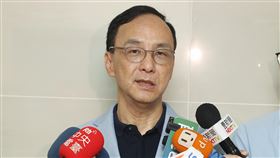 朱立倫：不動憲法下　砍或凍考監兩院都是方式國民黨主席朱立倫（圖）1日出席公開活動時受訪表示，長期以來考試院、監察院功能不彰，在不動憲法的狀況下，如何使考監功能讓民眾接受，不管是砍還是凍都是方式，總統賴清德應好好檢討，而不是立刻提出名單。中央社記者郭日曉攝  113年6月1日