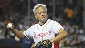 黃仁勳踏上大巨蛋　為中職賽事開球（2）中華職棒味全龍隊1日賽事在台北大巨蛋擔綱主場，特別邀請輝達（NVIDIA）執行長黃仁勳（圖）到場開球，他也是中職史上身價最高的開球嘉賓。中央社記者趙世勳攝  113年6月1日