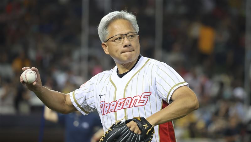 黃仁勳隔不到一週　台美兩地獻開球處女秀