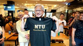 黃仁勳現身台大（圖／翻攝自台大臉書）