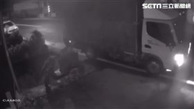 新北黃姓女司機被自己貨車尾門夾住後昏迷。（圖／翻攝畫面）