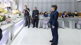 副總統蕭美琴今（2）日弔唁新竹「晴空匯」火警殉職消防人員及慰問家屬。（圖／總統府提供)