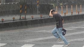 鋒面影響　各地慎防大雨及局部豪雨（1）中央氣象署表示，2日受鋒面影響，西半部及東北部有陣雨或雷雨，其他地區有短暫陣雨或雷雨，白天開始下雨時間漸增、雨勢轉強，各地易有大雨或局部豪雨。圖為台北市中山區，有民眾未攜帶雨傘出門，快速過馬路躲雨。中央社記者鄭傑文攝  113年6月2日