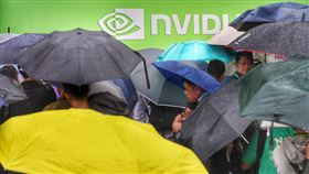 黃仁勳晚間將在台大體育館專題演講（2）AI晶片龍頭輝達（NVIDIA）執行長黃仁勳2日晚間即將在台大體育館進行專題演講，下午許多媒體與觀眾在場外排隊，等候安檢進場。中央社記者趙世勳攝  113年6月2日