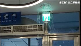 水不斷從燈光周圍滲漏像小瀑布，工作人員連忙備大水桶接水，室內外都一片濕圖／翻攝小琉球聯盟畫面）