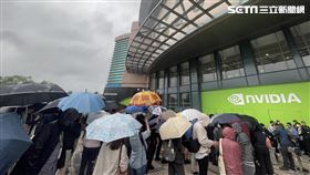 黃仁勳今（2）晚將於台大體育館進行演講，大雨澆不熄民眾熱情。（圖／記者王翊綺攝影）