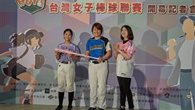 ▲台灣女子棒球聯賽記者會，U12棒球少女從前輩手中接過球棒。（圖／台灣女子棒球運動推廣協會提供）