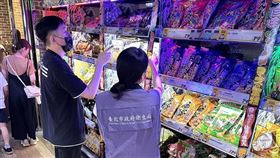 有民眾在唐吉訶德貨架上看到老鼠，北市衛生局前往稽查情形。（圖／北市衛生局提供）