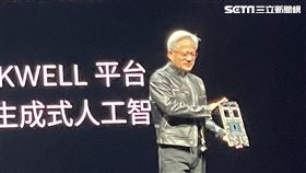 黃仁勳今（2）日展示地表最強晶片Blackwell。（圖／記者王翊綺攝影）
