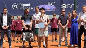 ATP挑戰賽  曾俊欣封王世界職業網球協會（ATP）義大利維成薩站男單冠軍賽2日登場，台灣好手曾俊欣（前）以直落2橫掃阿根廷選手圖盧傑利蒂（Marco Trungelliti），拿下3個月內第2座ATP挑戰賽冠軍。（曾育德提供）中央社記者黃巧雯傳真  113年6月2日