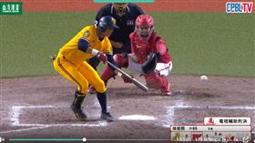 ▲岳政華短打踩到打擊區的線，味全龍總教練葉君璋認為有妨礙守備嫌疑。（圖／翻攝自CPBL YT）