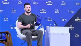 香格里拉對話 烏克蘭總統與媒體見面第21屆香格里拉對話論壇5月31日至6月2日在新加坡舉行，烏克蘭總統澤倫斯基2日出席發表演說並舉行記者會，接受中央社在內等國際媒體聯合訪問。中央社記者吳昇鴻新加坡攝 113年6月2日