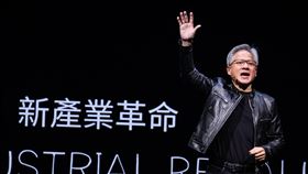 黃仁勳演講後向眾人揮手道別輝達（NVIDIA）執行長黃仁勳以「開啟產業革命的全新時代」為主題，2日晚間在台大體育館發表演講，尾聲他揮手向眾人道別。中央社記者鄭清元攝  113年6月2日