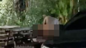 泰國一位男女在火車站附近全身赤裸上演活春宮。（翻攝mgronline）