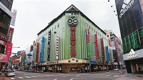 小芬當年與同學相約前往萬年大樓（圖）溜冰，不料卻在朱男開設的花店中失去音訊。