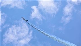 炒熱東奧氣氛 藍色衝擊波飛行表演吸睛日本航空自衛隊飛行表演隊藍色衝擊波飛機23日為慶祝東京奧運開幕，中午過後進行飛行表演，在天空畫出五彩五環，吸引很多民眾觀賞。中央社記者楊明珠東京攝 110年7月23日