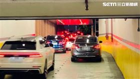 距離出口僅剩幾台車卻動彈不得，由於正處斜坡，駕駛都緊踩煞車就怕往後滑落。（圖／翻攝記者爆料網畫面）